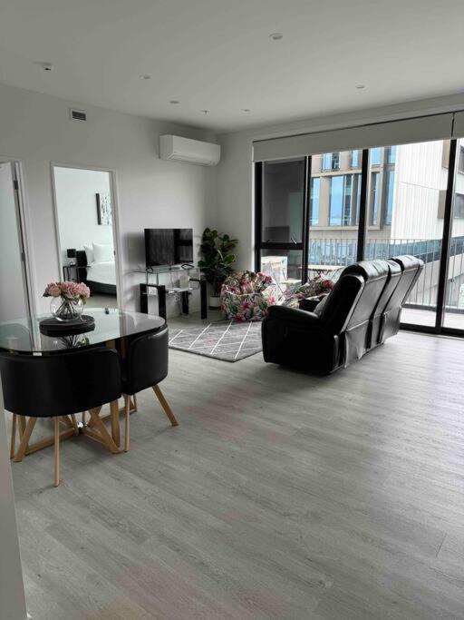 2 Bedrooms Apprtmt Plus Underground Parking In Cbd Крайстчърч Екстериор снимка