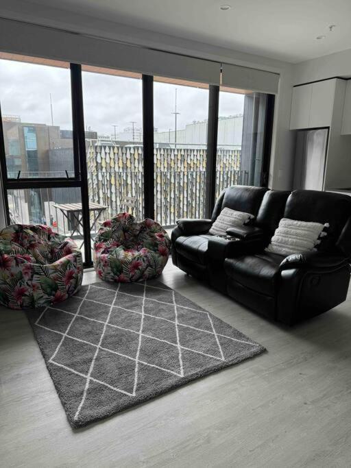 2 Bedrooms Apprtmt Plus Underground Parking In Cbd Крайстчърч Екстериор снимка