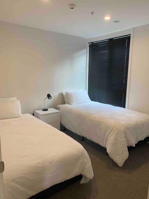 2 Bedrooms Apprtmt Plus Underground Parking In Cbd Крайстчърч Екстериор снимка