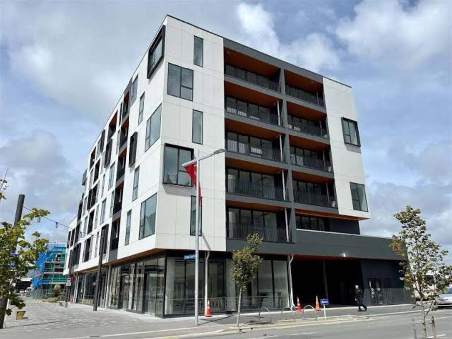 2 Bedrooms Apprtmt Plus Underground Parking In Cbd Крайстчърч Екстериор снимка