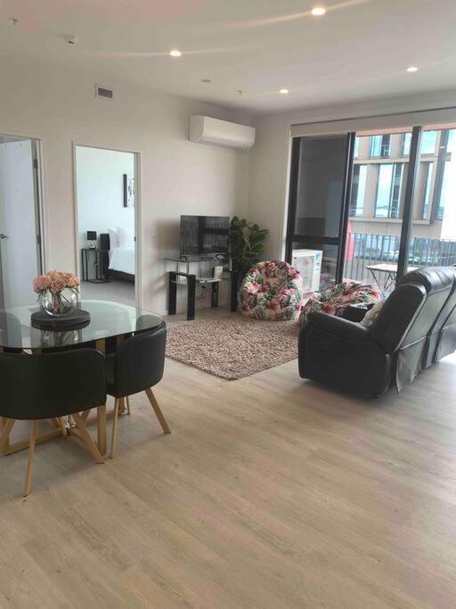 2 Bedrooms Apprtmt Plus Underground Parking In Cbd Крайстчърч Екстериор снимка
