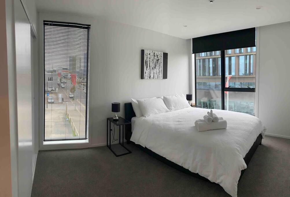 2 Bedrooms Apprtmt Plus Underground Parking In Cbd Крайстчърч Екстериор снимка