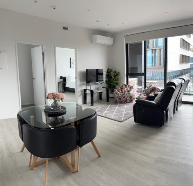 2 Bedrooms Apprtmt Plus Underground Parking In Cbd Крайстчърч Екстериор снимка