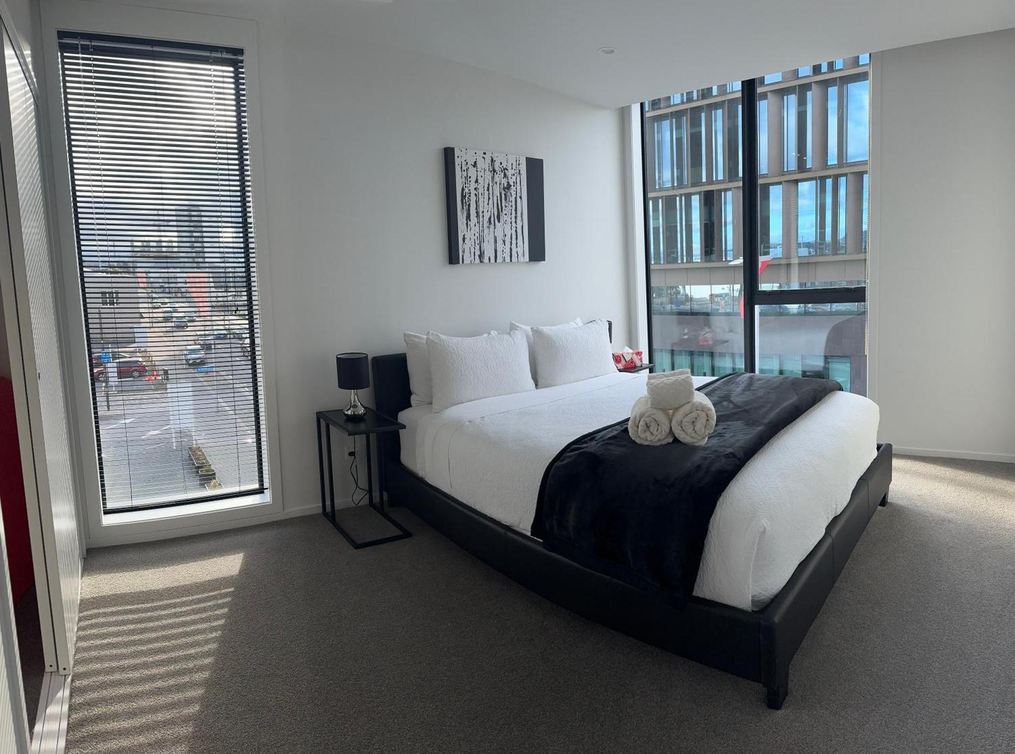 2 Bedrooms Apprtmt Plus Underground Parking In Cbd Крайстчърч Екстериор снимка