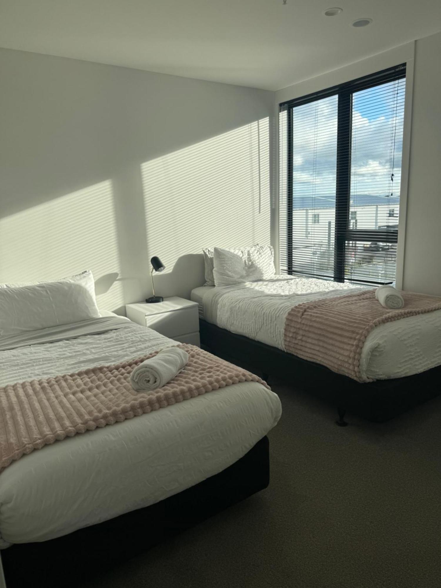 2 Bedrooms Apprtmt Plus Underground Parking In Cbd Крайстчърч Екстериор снимка